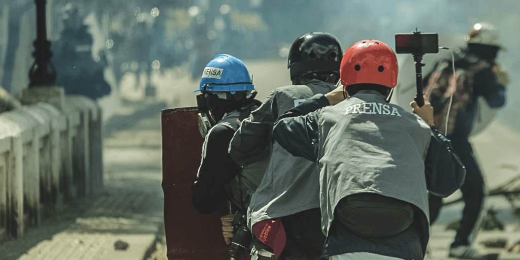 El decreto 1525 de 2026 deja sin garantías suficientes a la prensa frente a posibles abusos de la fuerza pública